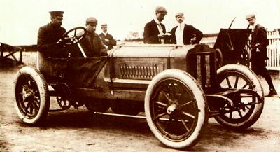 A 2-seater racing Richard-Brasier awaiting the start of the Circuit of Ardenne in 1906